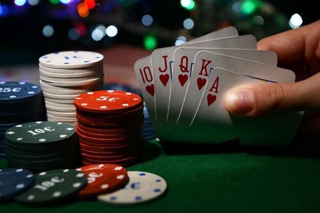 Mobile phone showing k200m Relax Gaming roulette wheel betting interface with split-screen layout